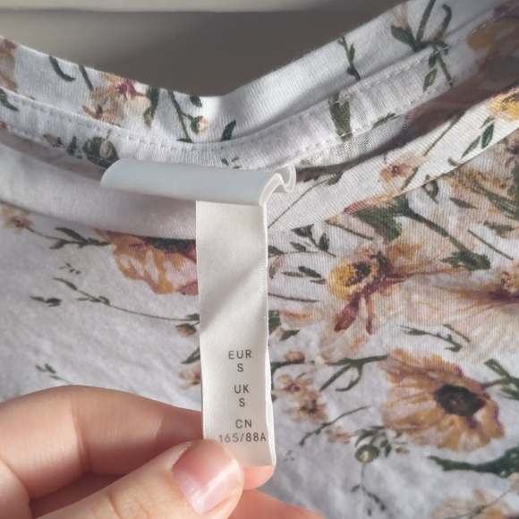 H&M flower tie top - Picture 3 of 3